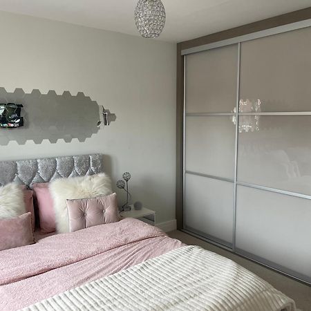 En-Suite Bedroom In A Family Home Near Gatwick Airport And Horley Station Hookwood Екстериор снимка