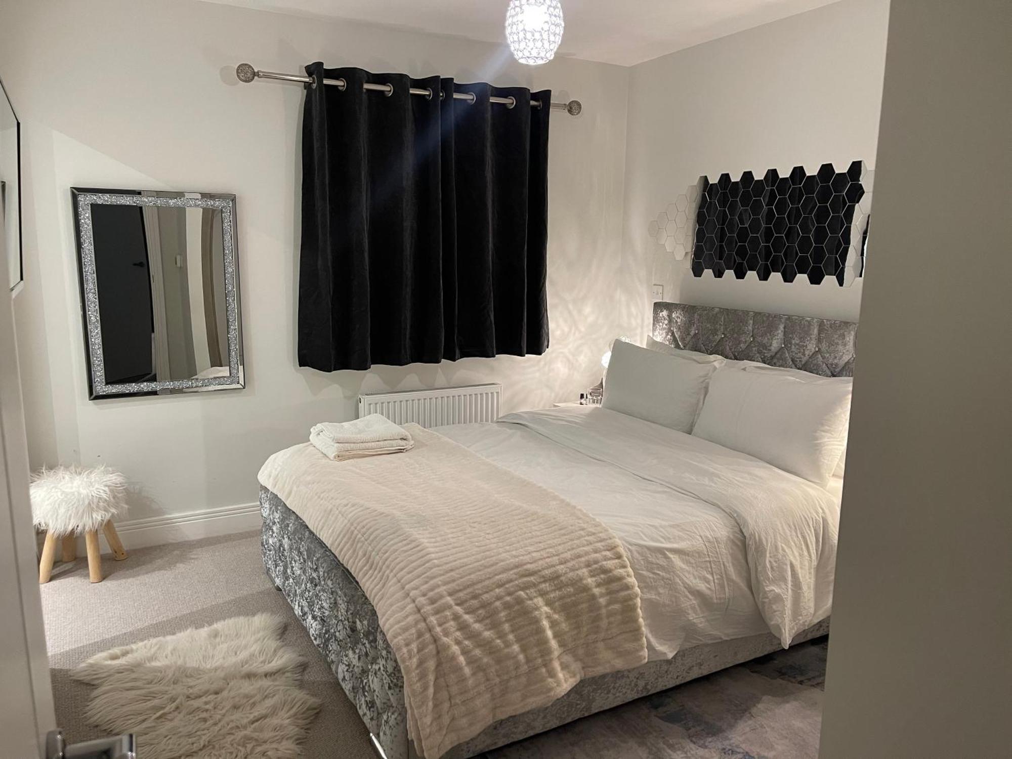 En-Suite Bedroom In A Family Home Near Gatwick Airport And Horley Station Hookwood Екстериор снимка