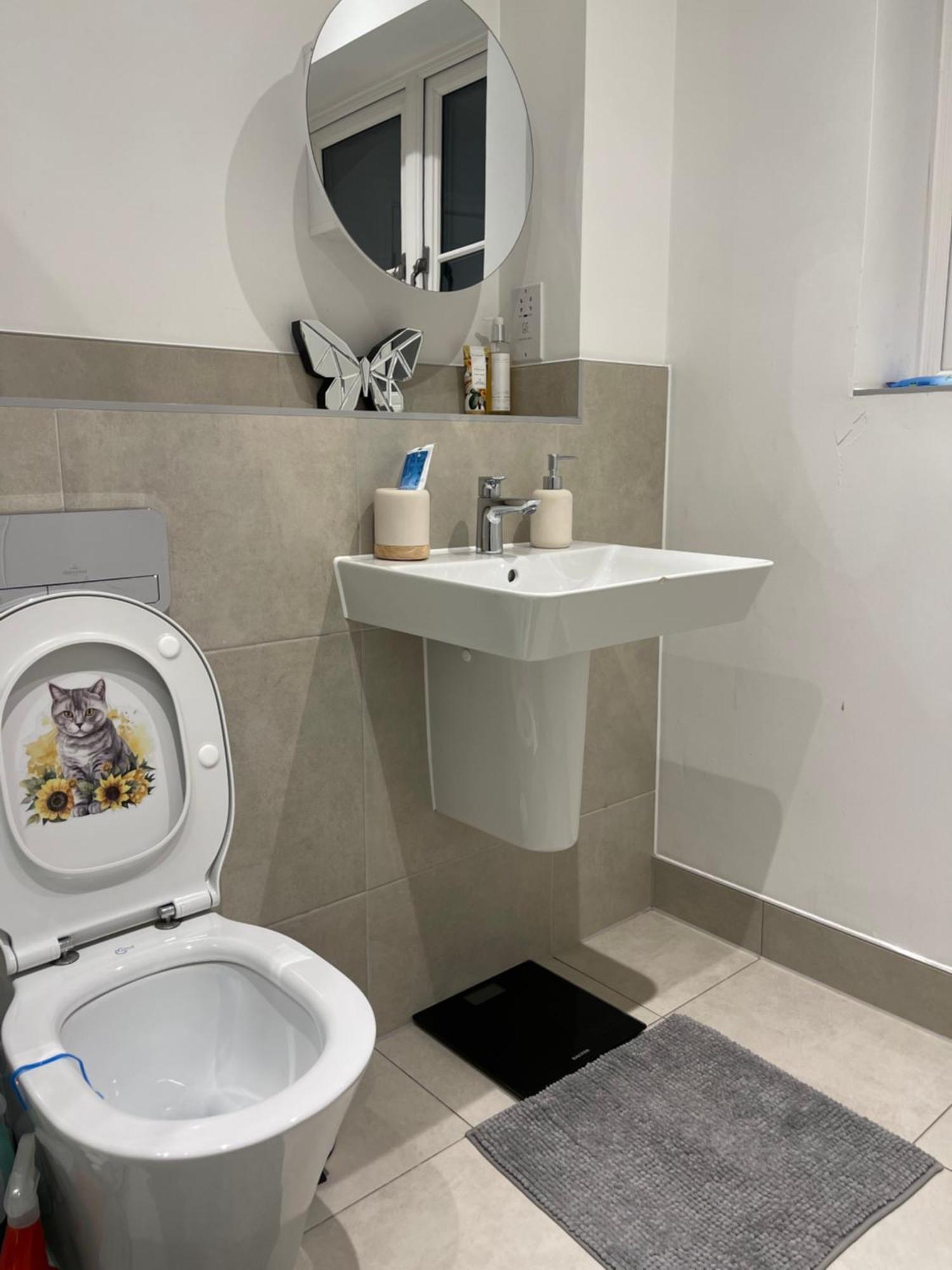 En-Suite Bedroom In A Family Home Near Gatwick Airport And Horley Station Hookwood Екстериор снимка