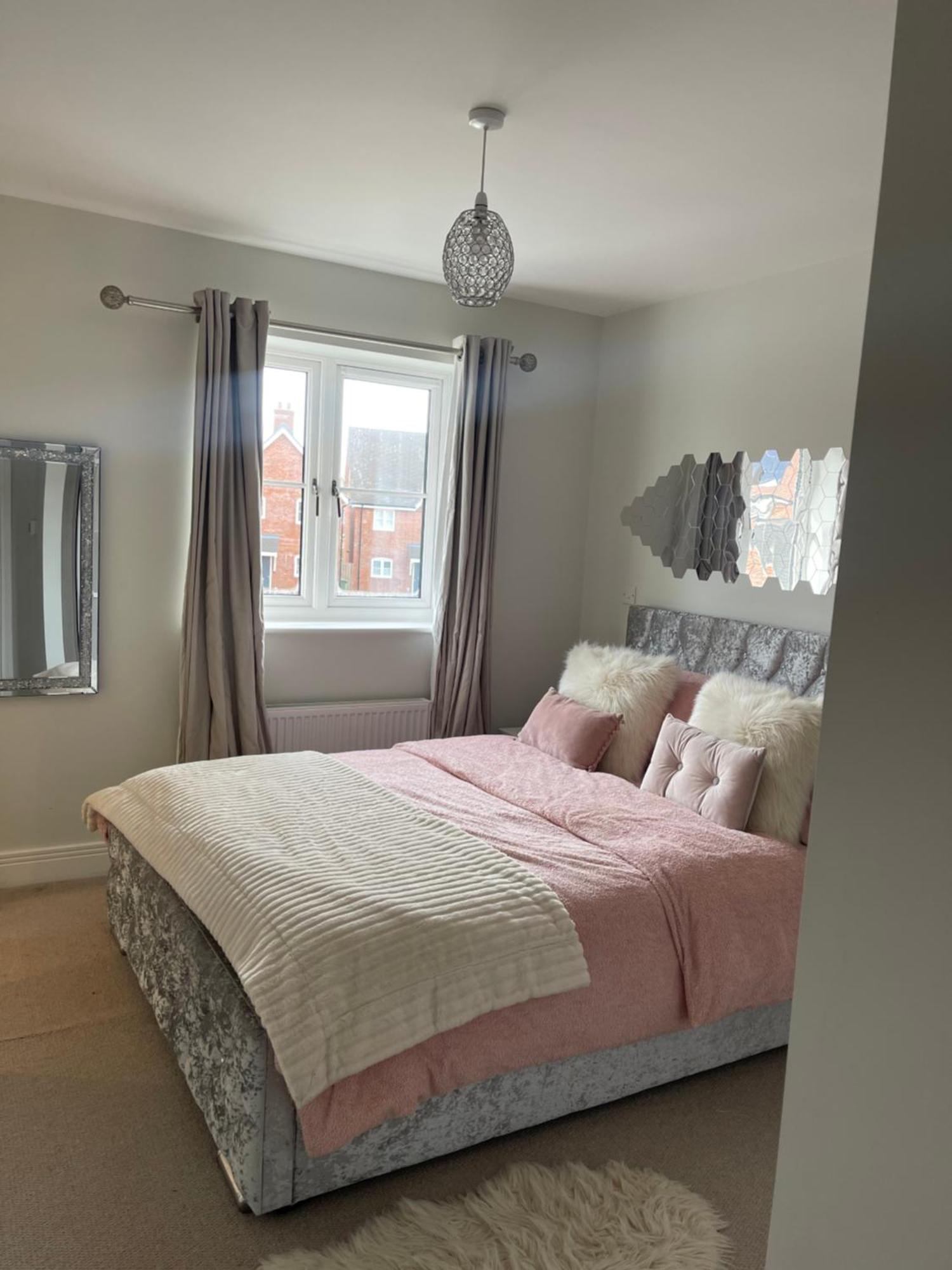 En-Suite Bedroom In A Family Home Near Gatwick Airport And Horley Station Hookwood Екстериор снимка