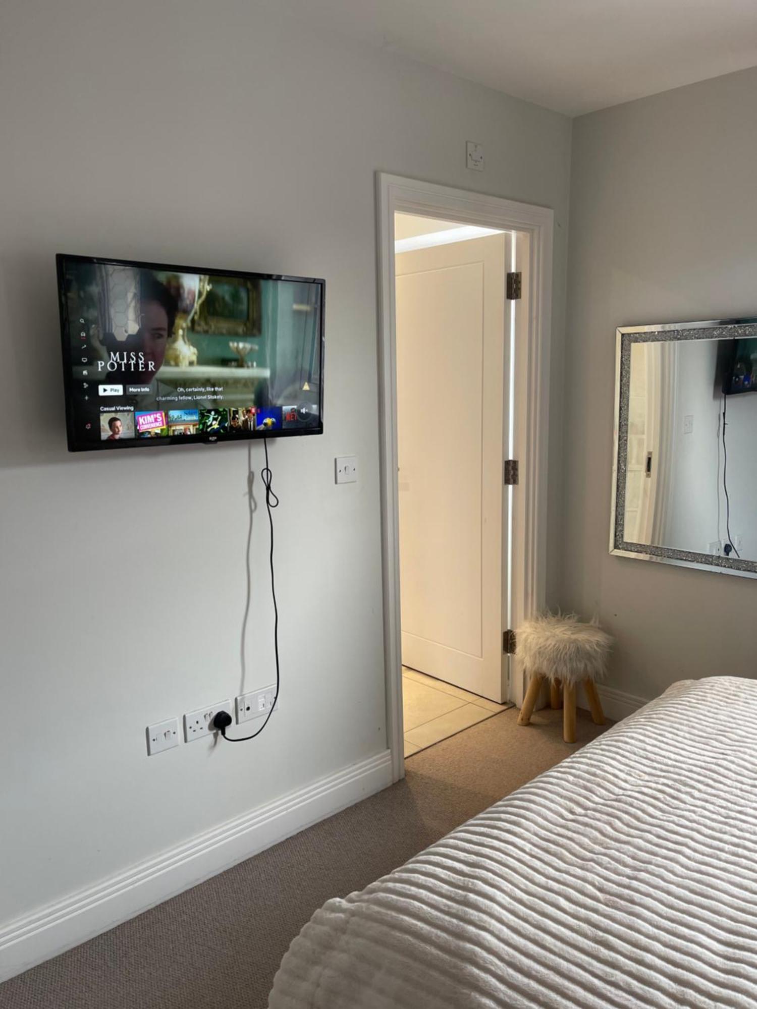 En-Suite Bedroom In A Family Home Near Gatwick Airport And Horley Station Hookwood Екстериор снимка