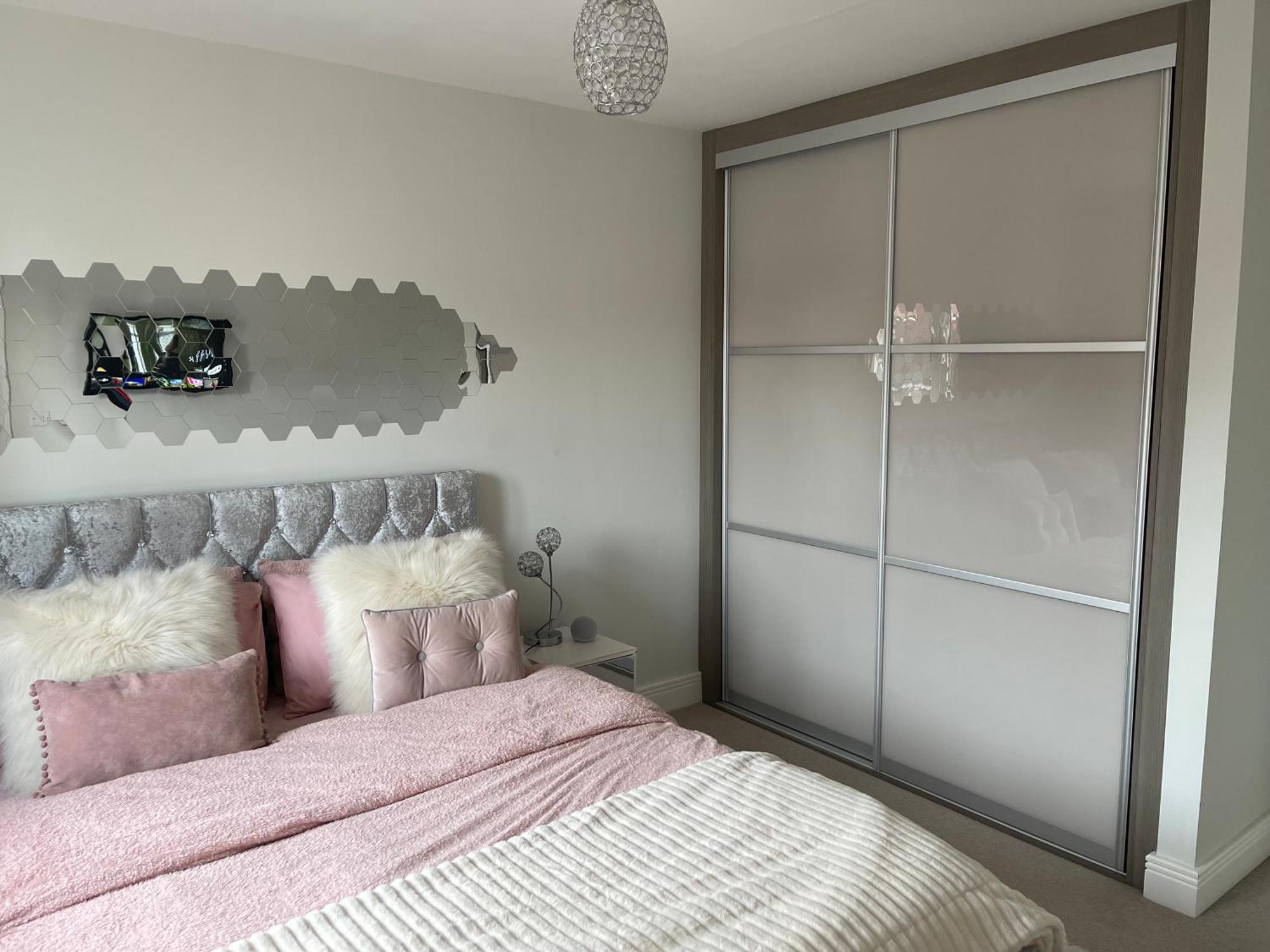 En-Suite Bedroom In A Family Home Near Gatwick Airport And Horley Station Hookwood Екстериор снимка